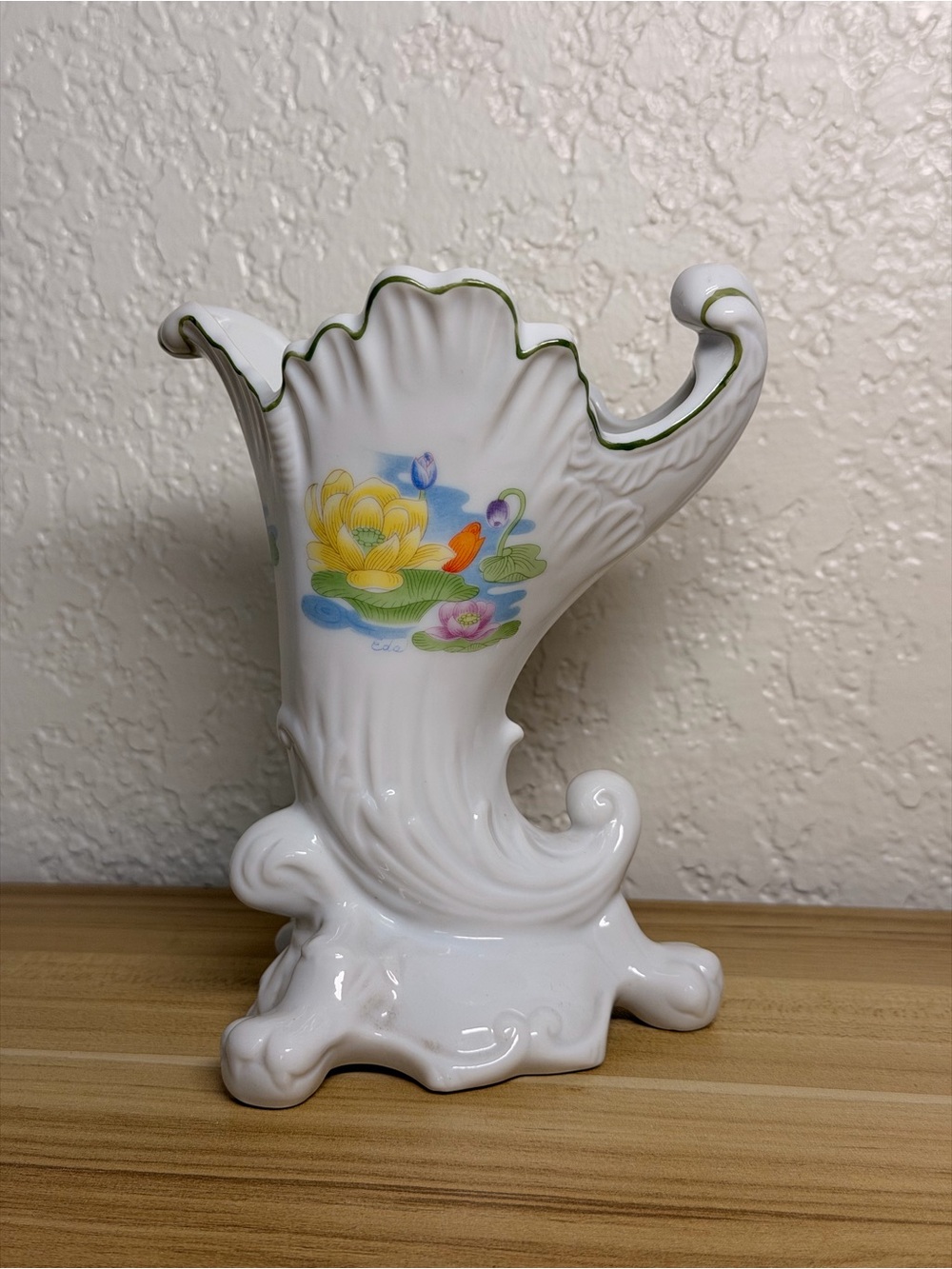 Vintage Seymour Mann Water Lilly Signed Cornucopia Vase 1976 Flower Japanese
